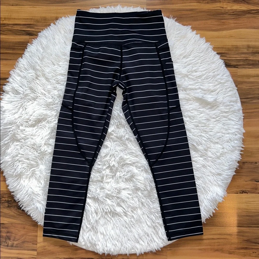 ZYIA Active Black & White Stripe Light n Tight Hi-Rise Capri Leggings Size 0
